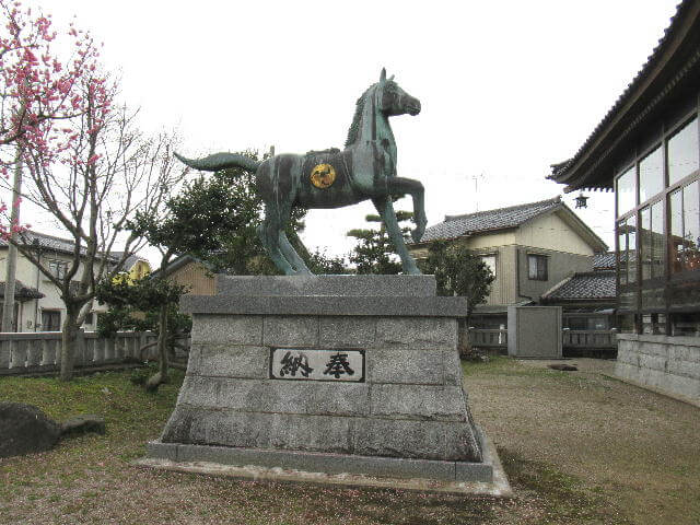 建石勝神社の神馬