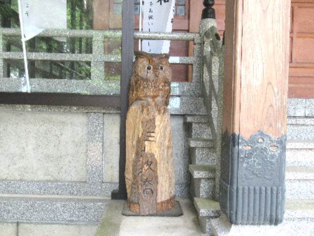 龍尾神社社殿前鳥像