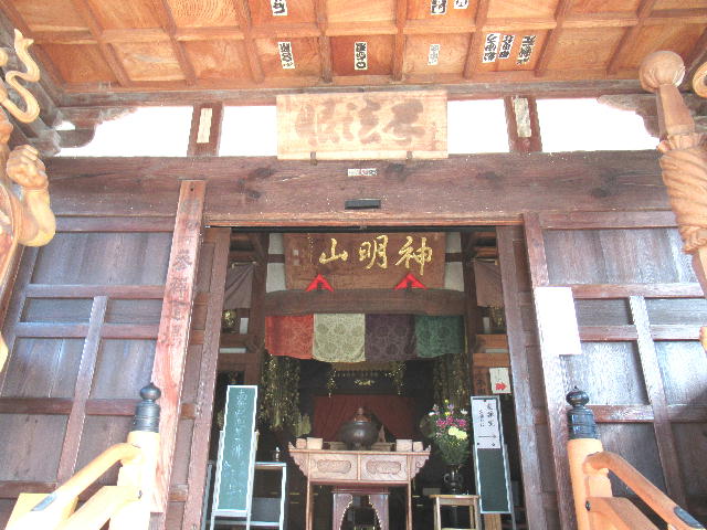 徳城寺本堂入口