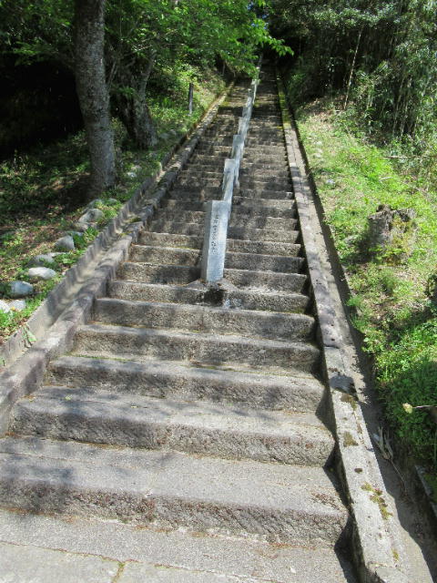 倶利伽羅神社参道階段
